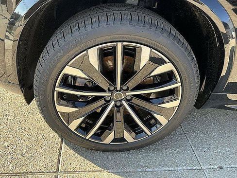 New 2026 Volvo XC90 T8 Plus w/ Protection Package Premier AWD/4WD image 12