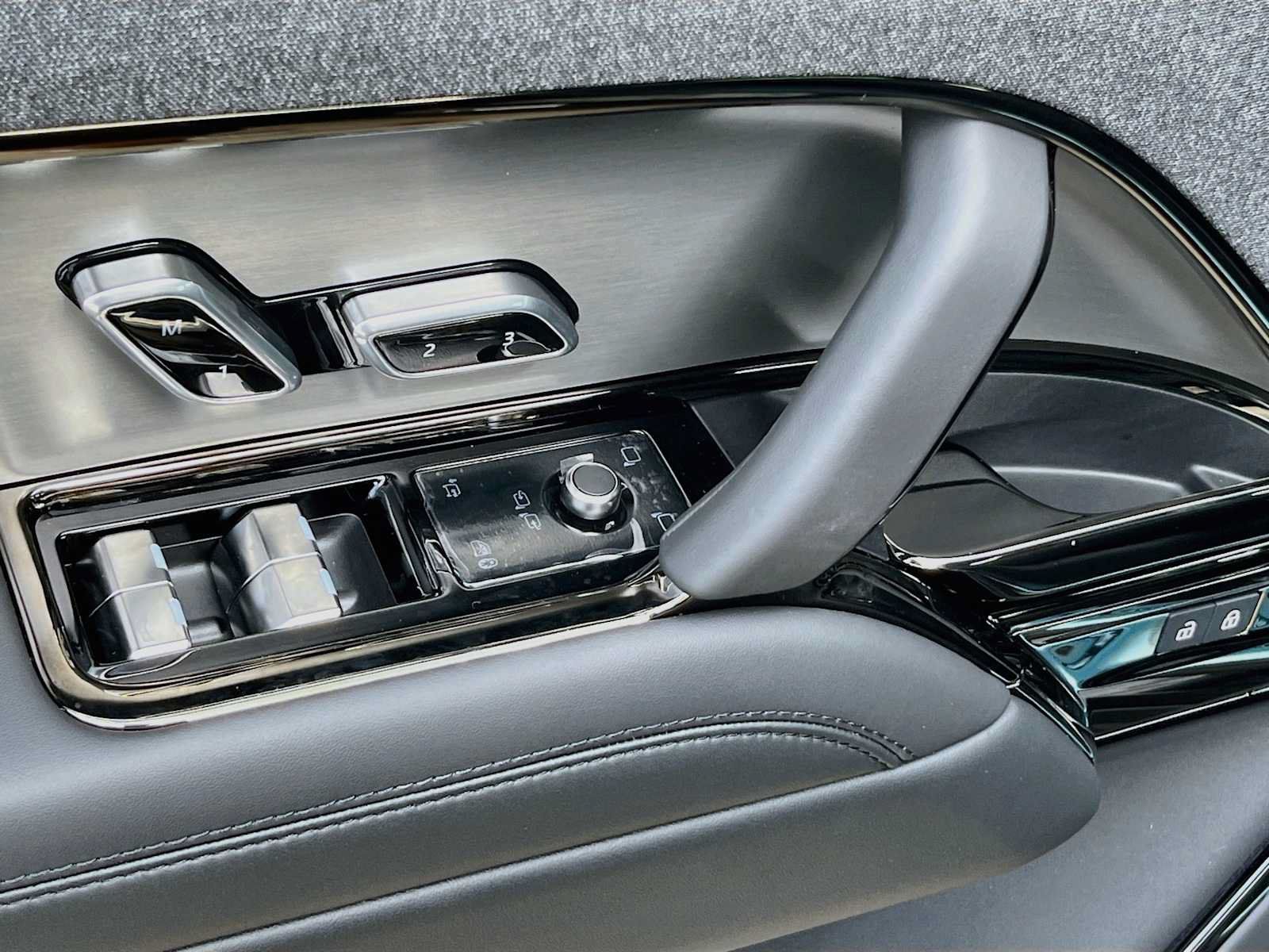 New 2027 Land Rover Range Rover Sport SE AWD/4WD image 12