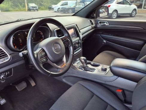 Used 2019 Jeep Grand Cherokee Laredo image 3