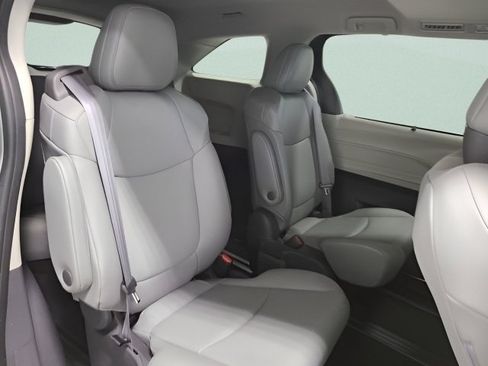 Used 2021 Toyota Sienna XLE FWD image 17
