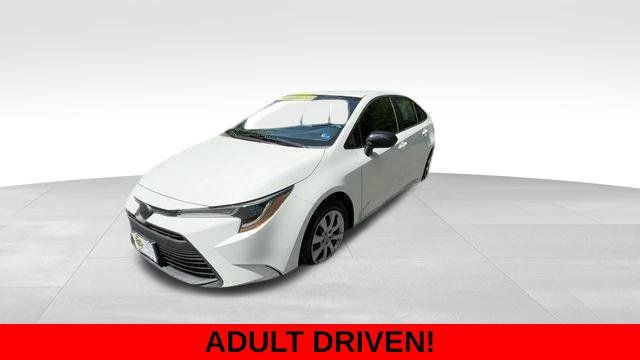 Used 2023 Toyota Corolla LE FWD image 2