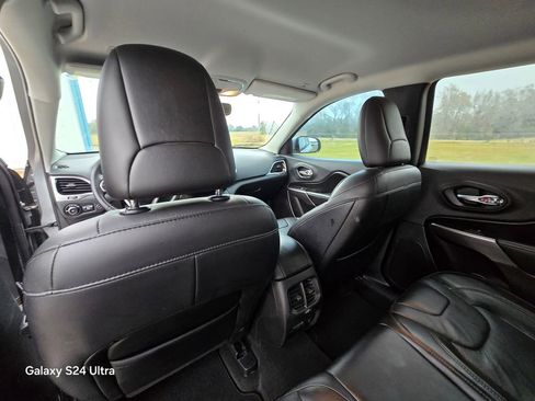 Used 2019 Jeep Cherokee Limited image 16