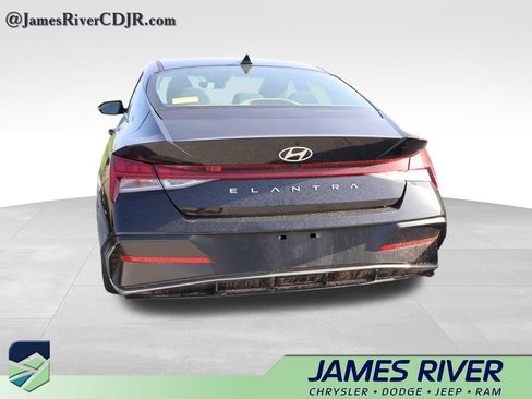 Used 2025 Hyundai Elantra SEL FWD image 16
