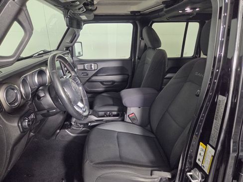 Used 2019 Jeep Wrangler Unlimited Sahara AWD/4WD image 9
