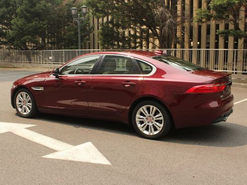 Used 2017 Jaguar XF Premium RWD image 9