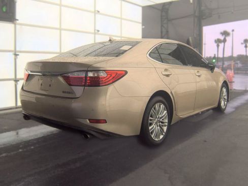 Used 2013 Lexus ES 350 w/ Luxury Pkg FWD image 4