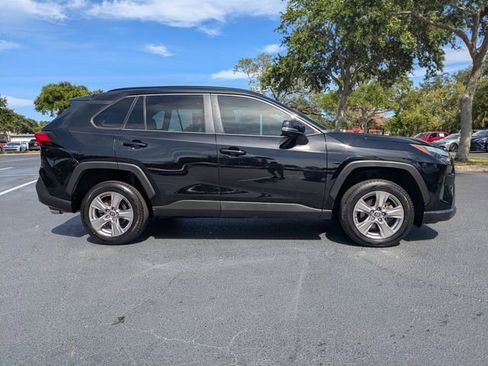 Used 2022 Toyota RAV4 XLE w/ Convenience Package FWD image 2