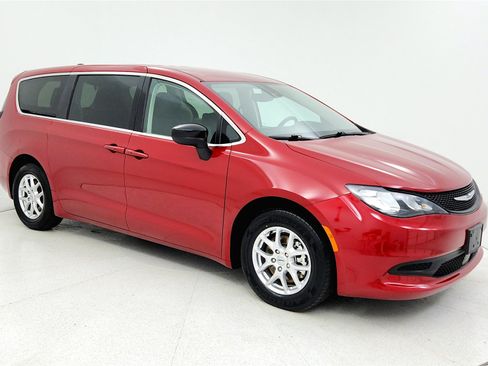 Used 2024 Chrysler Voyager LX image 6