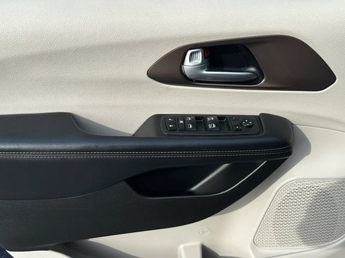 Used 2017 Chrysler Pacifica Touring-L FWD image 11