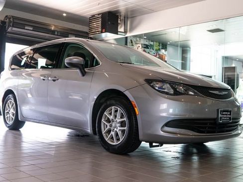 Used 2017 Chrysler Pacifica Touring FWD image 1