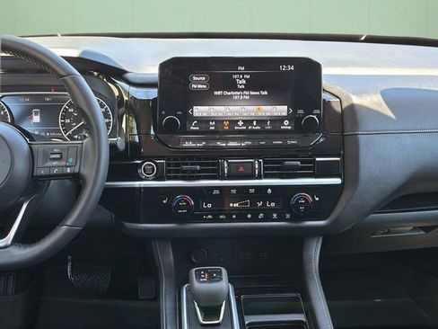 Used 2024 Nissan Pathfinder SL AWD/4WD image 17