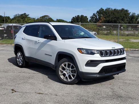 Used 2023 Jeep Compass Latitude image 1