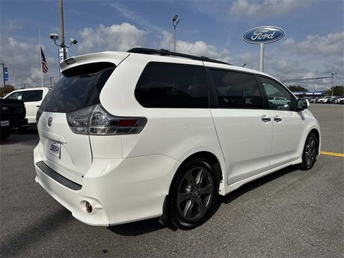 Used 2019 Toyota Sienna SE image 5