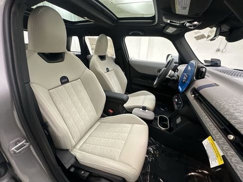 Used 2025 MINI Cooper 4-Door Hardtop FWD image 30