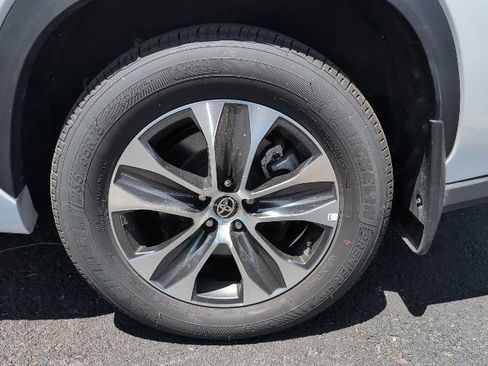 Used 2025 Toyota Highlander XLE AWD/4WD image 11