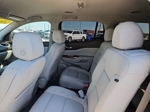 Used 2022 GMC Acadia SLE w/ Driver Convenience Package FWD image 17