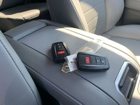 Used 2023 Toyota Highlander XLE image 33