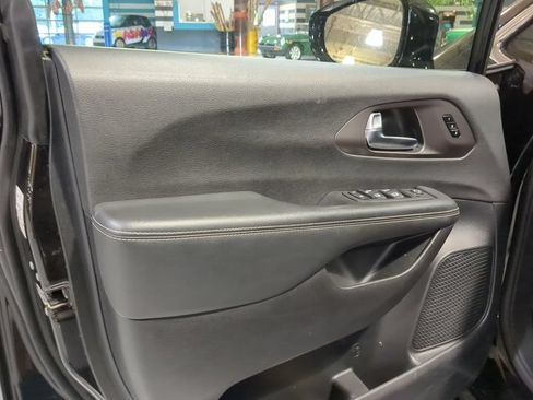 Used 2025 Chrysler Pacifica Select FWD image 14