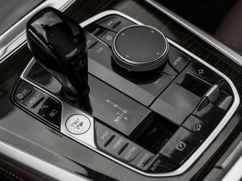 Used 2021 BMW X5 xDrive45e w/ M Sport Package image 11