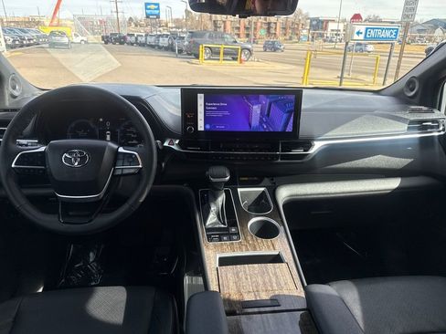 Used 2025 Toyota Sienna Limited image 12
