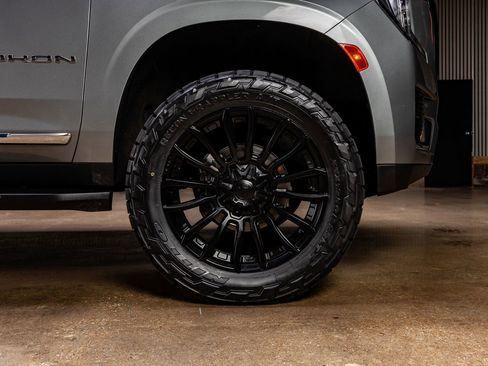 Used 2023 GMC Yukon XL SLT w/ SLT Premium Package image 12