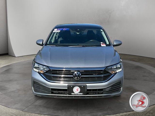 Used 2024 Volkswagen Jetta SE FWD image 2