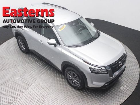 Used 2025 Nissan Pathfinder SV image 3