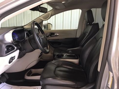 Used 2021 Chrysler Pacifica Touring-L FWD image 23