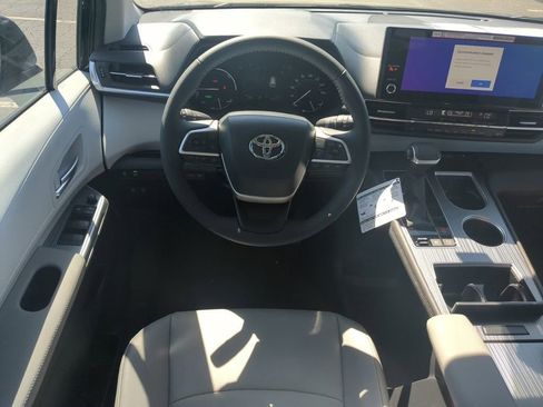 New 2025 Toyota Sienna XLE image 15