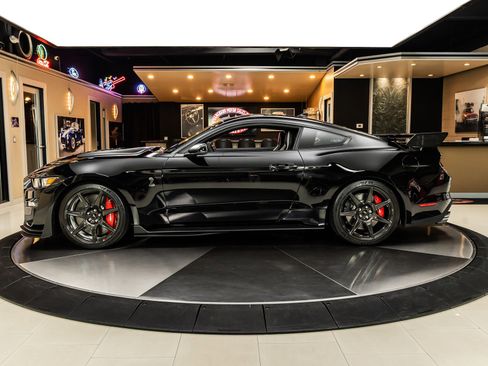 Used 2020 Ford Mustang Shelby GT500 w/ Carbon Fiber Track Pack image 18