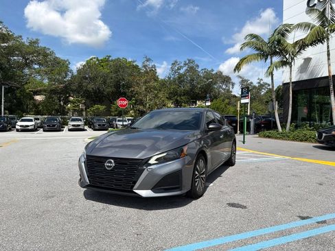 Used 2024 Nissan Altima 2.5 SV FWD image 11