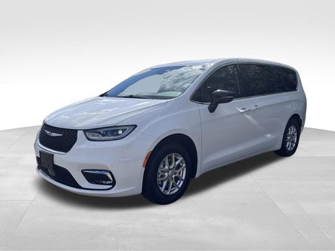 Used 2025 Chrysler Pacifica Select FWD image 3