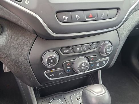 Used 2023 Jeep Cherokee Altitude Lux AWD/4WD image 32