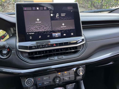 Used 2023 Jeep Compass Latitude image 6