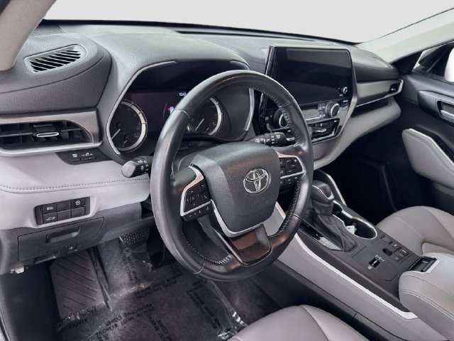 Used 2023 Toyota Highlander XLE FWD image 9