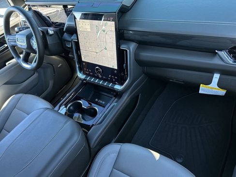 Used 2025 GMC Yukon Elevation image 29