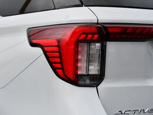 Used 2026 Ford Explorer Active AWD/4WD image 31