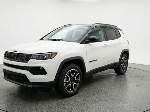 Used 2025 Jeep Compass Trailhawk AWD/4WD image 3