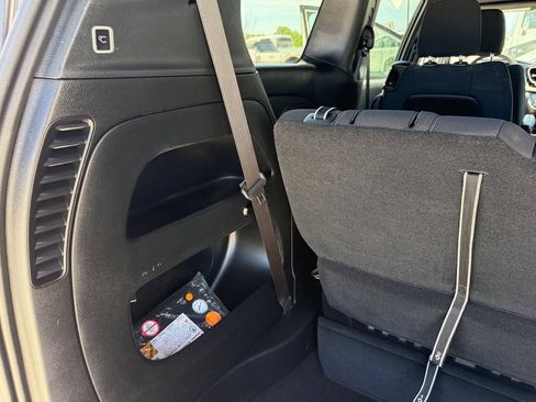 Used 2024 Chrysler Pacifica Touring FWD image 28