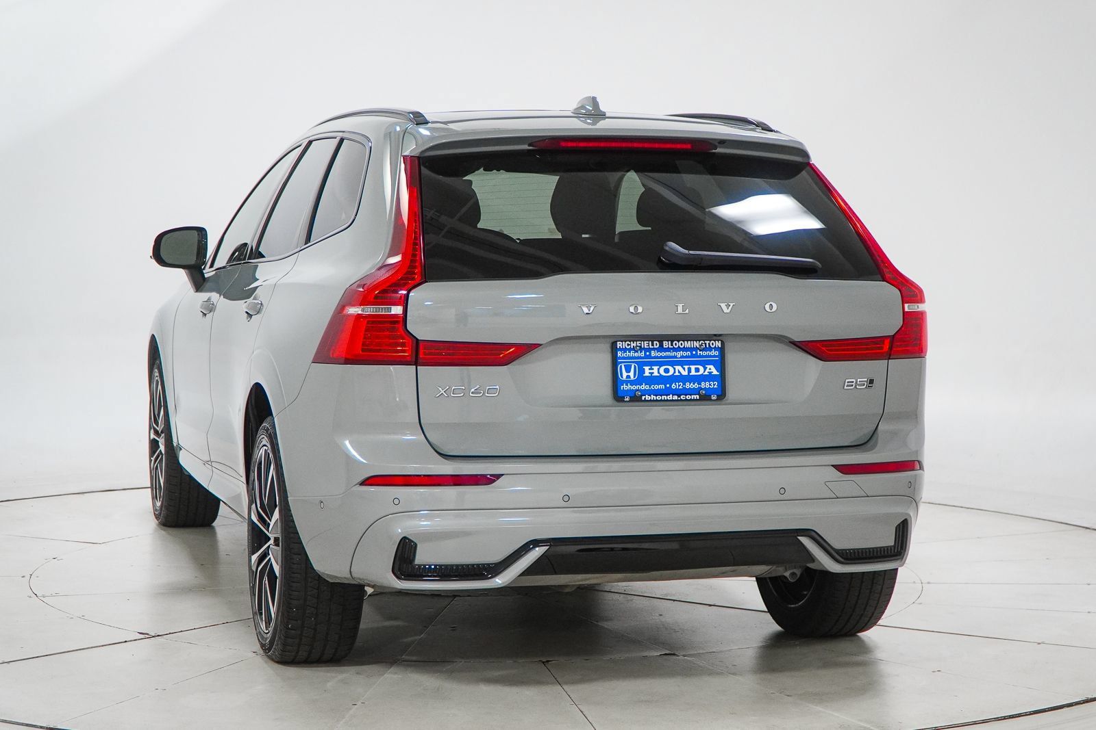 Used 2025 Volvo XC60 B5 Plus AWD/4WD image 7