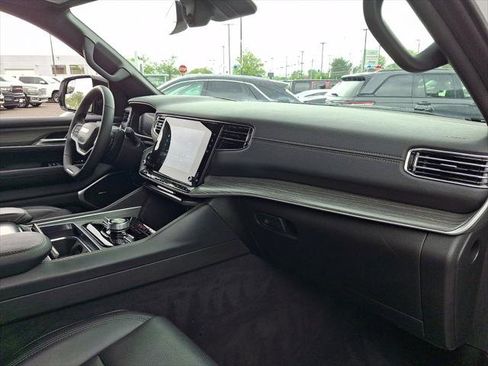 Certified 2024 Jeep Wagoneer L Series III w/ Flexible Seating Group AWD/4WD image 11