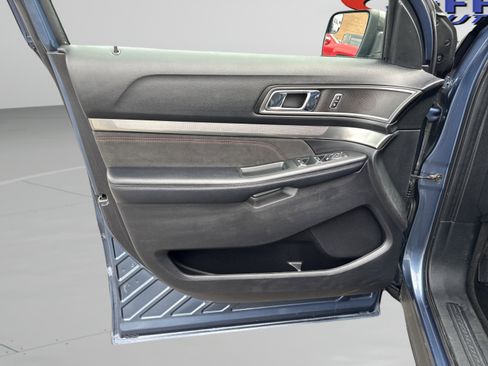 Used 2018 Ford Explorer XLT w/ Equipment Group 202A image 16