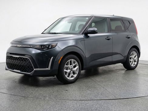 Used 2025 Kia Soul LX w/ LX Technology Package FWD image 3