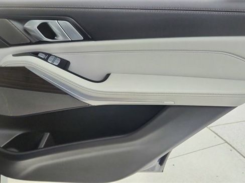 Used 2023 BMW X7 xDrive40i w/ M Sport Package image 28