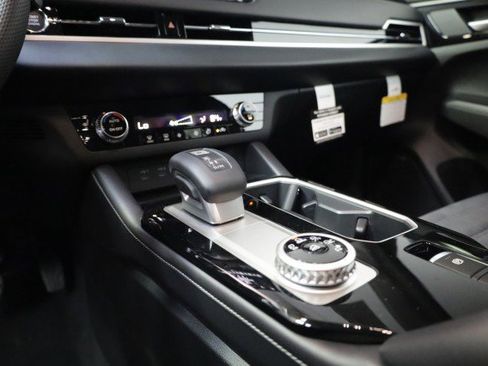 New 2025 Mitsubishi Outlander SE image 13