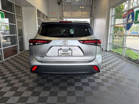 Used 2024 Toyota Highlander Limited AWD/4WD image 5