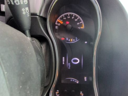 Used 2019 Jeep Grand Cherokee Laredo RWD image 14