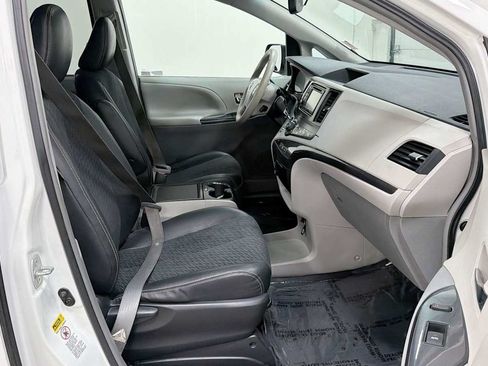 Used 2014 Toyota Sienna SE FWD image 31