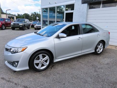 Used 2012 Toyota Camry SE FWD image 8