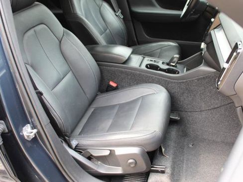 Used 2021 Volvo XC40 T4 Momentum image 26